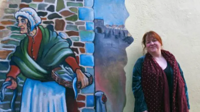 奥拉·麦戈文成立了飞蛾与蝴蝶俱乐部