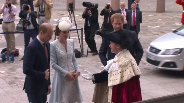 剑桥公爵夫妇和哈里王子