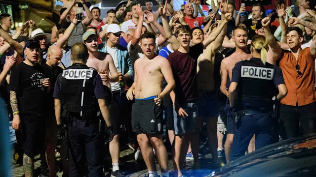 وقعت اعمال الشغب خارج حانة في مرسيليا اتخذ منها المشجعون الانجليز مقرا لهم