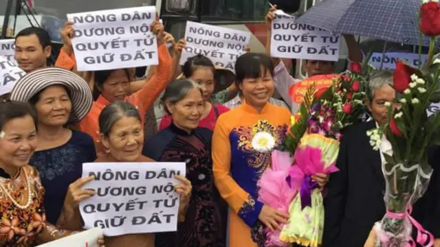 Bà Thêu trong ngày ra tù 25/07/2015, sau lần bị bắt đầu tiên