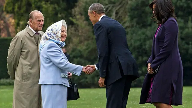 Недавно, приветствуя Барака Обаму и его супругу, королева повязала на голову свой фирменный платок, тем самым подчеркивая неформальный характер встречи