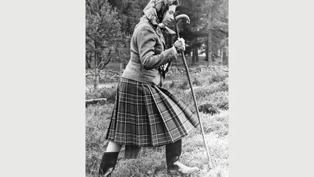 С 1950-х годов в своем шотландском замке Балморал королева неизменно носит твидовый жакет или вязаную кофту с джемпером и шотландскую юбку