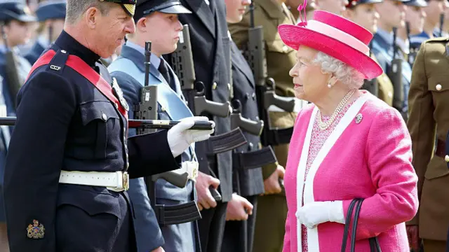 Тщательное подобранное сочетание нейтральных и насыщенных оттенков и шляпки в тон – мгновенно узнаваемый стиль Елизаветы II