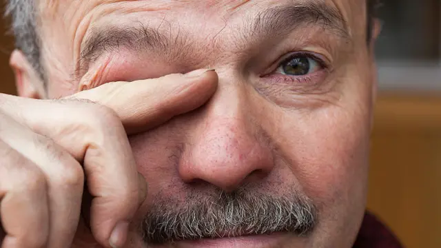 Плачущий пожилой мужчина