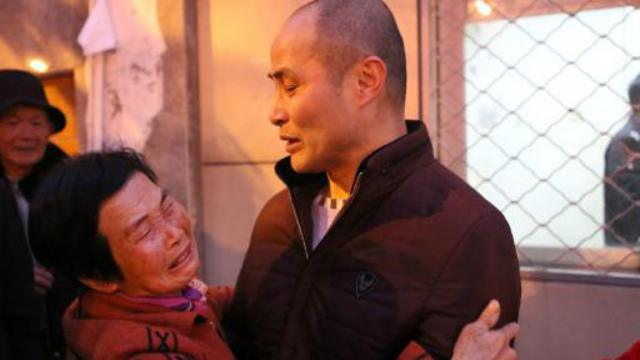 2016年2月4日，福建莆田，晚6點多，許玉森的母親趕到涵江監獄門口接人，見到兒子後激動地抱著兒子不放 （網絡截圖）