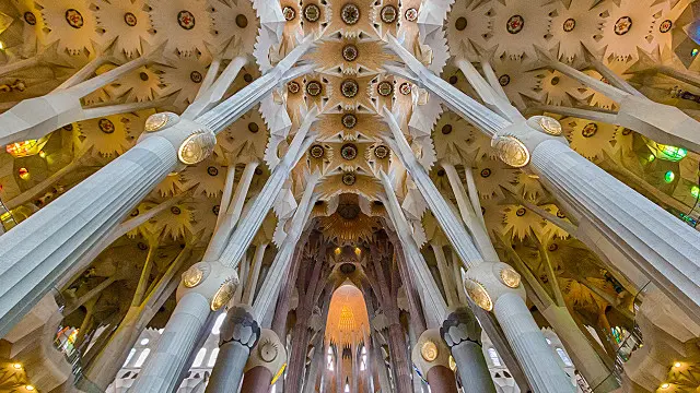 Центральний неф Сагради Фамілії