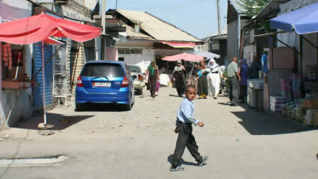 Katta xorozlarni kesish Yosh qizlarning porno suratga tushishini tomosha qiling