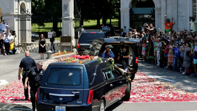 इस शव यात्रा में उनकी अर्थी को देखकर लोग काफ़ी भावुक नज़र आ रहे थे.