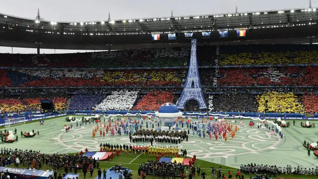 Lễ khai mạc trên sân vận động Stade de France, ở Saint Denis, phía bắc Paris hôm 10/6 được tổ chức ngay trước trận đấu.