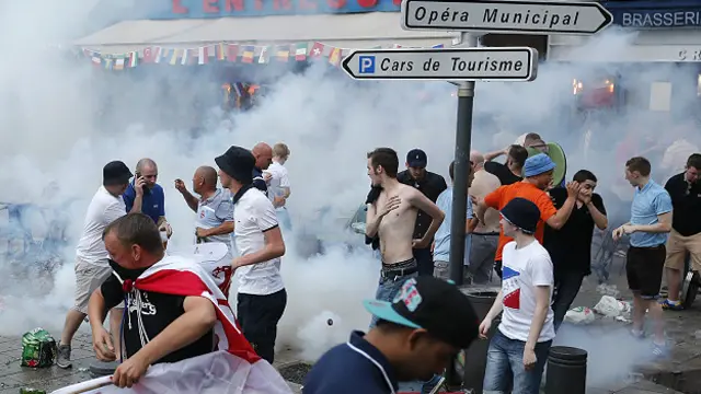 Пьяные футбольные фанаты и сами не спешат вступать с полицией в потасовку