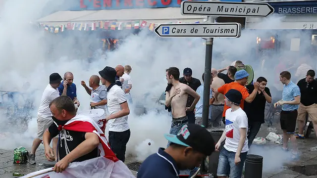 Các cổ động viên Anh giải tán sau khi bị cảnh sát Pháp can thiệp với hơi ga ở trung tâm Marseille trước trận đấu một ngày.