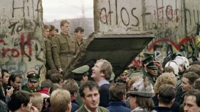 بدأ تشيكوفيكز حياته المهنية بتهريب أجهزة الكمبيوتر القديمة من المانيا