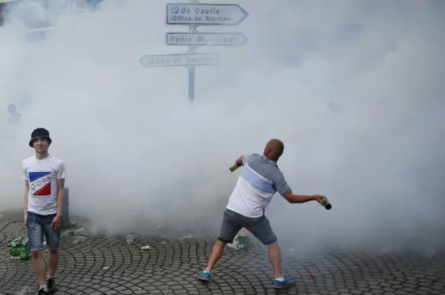 Полиции Марселя пришлось применить слезоточивый газ несколько раз за вечер 