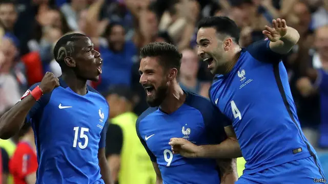 Pogba (trái) được cho là mục tiêu chuyển nhượng của MU còn Girould (giữa) đang chơi cho Ârsenal