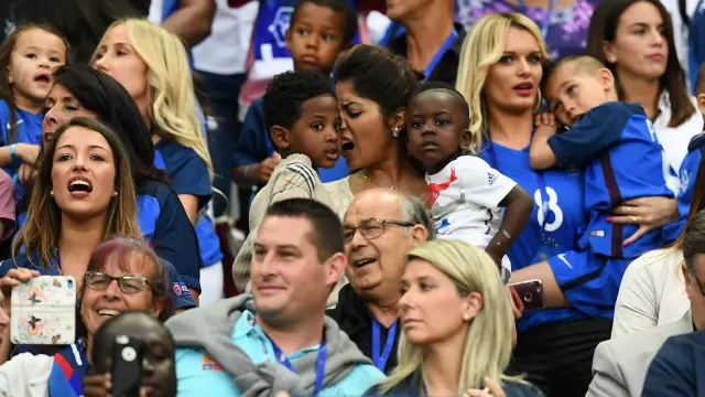 Hàng triệu người hâm mộ đã theo dõi lễ khai mạc Euro 2016 diễn ra trên sân Stade de France qua truyền thông hôm 10/6/2016.
