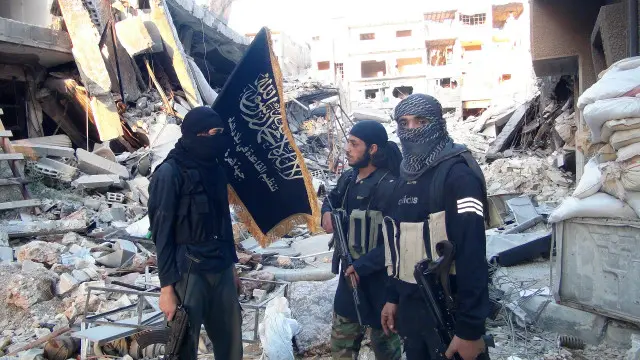 يُعتقد بأن مسلحي جبهة النصرة يلقون دعما من جانب بعض الدول العربية رغم تصنيف الجبهة في الغرب منظمة إرهابية.