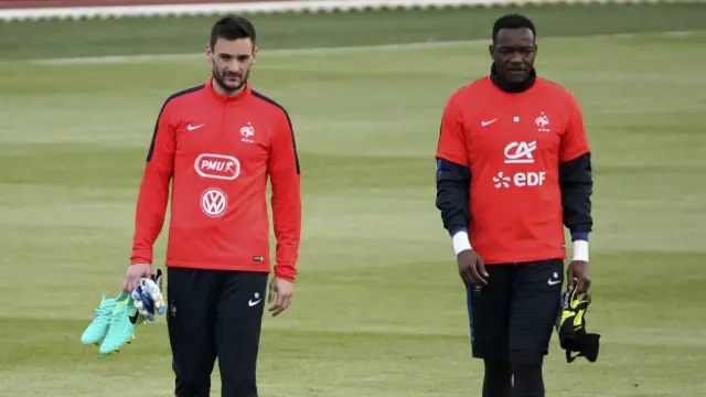 Hugo Loris (Solda) ve Steve Mandanda.