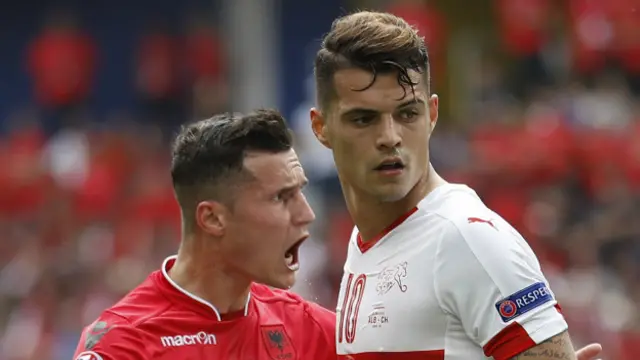 Taulant Xhaka (Solda) Arnavutluk, kardeşi Granit Xhaka İsviçre forması giyiyor.
