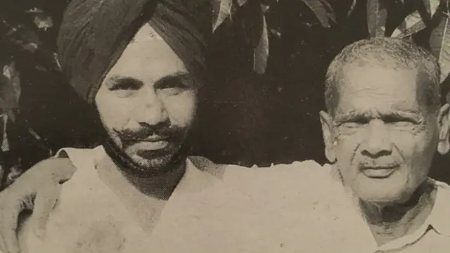 बलबीर सिंह सीनियर अपने कोच के साथ इस तस्वीर में नज़र आ रहे हैं.