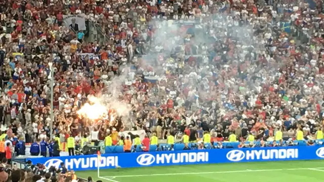 بی بی سی سپورٹس ایڈیٹر ڈین رون نے ٹویٹ کیا: بھگدڑ دھماکے کے نتیجے میں ہوئی۔ اس طرح کی چیز میدان میں پہنچی کیسے