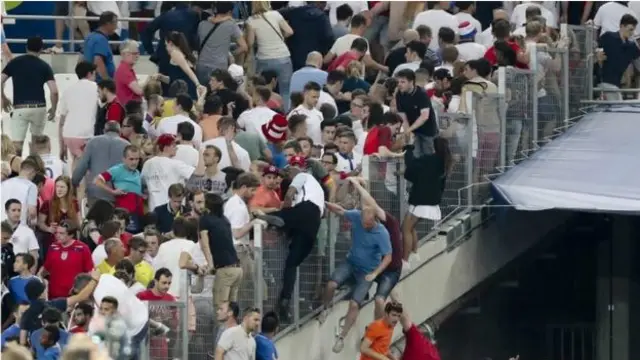 بی بی سی سپورٹس ایڈیٹر ڈین رون نے بتایا انگلینڈ کے مداح خوف سے میدان کی حفاظتی باڑ سے کودنے لگے