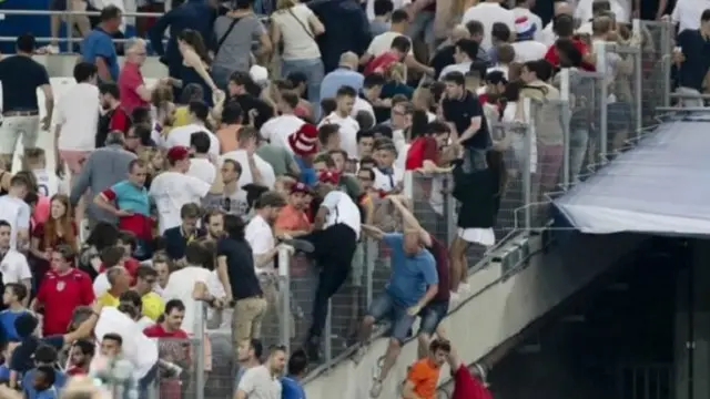 Pagar pemisah suporter di stadion Vellodrome, Marseille, menjadi penyebab bentrokan.