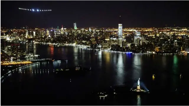 Solar Impulse tatkala meninggalkan New York, AS.