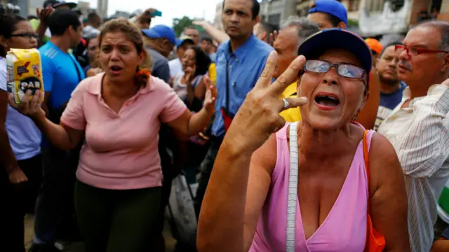 Tình trạng khan hiếm thực phẩm và đồ nhu yếu phẩm khác tại Venezuela dẫn đến tình trạng bất an trong xã hội