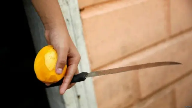 वेनेज़ुएला में आम का सीजन बिगड़ी आर्थिक स्थिति में राहत बना है