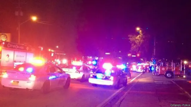 Penyerang dilaporkan masih berada di dalam klub dan menyandera sebagian pengunjung.