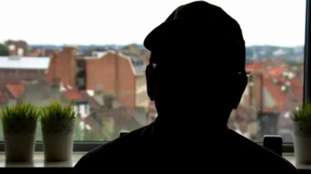 سباستین چون نمی‌تواند گرایش جنسی‌اش را بپذیرد تقاضای مرگ خودخواسته کرده است