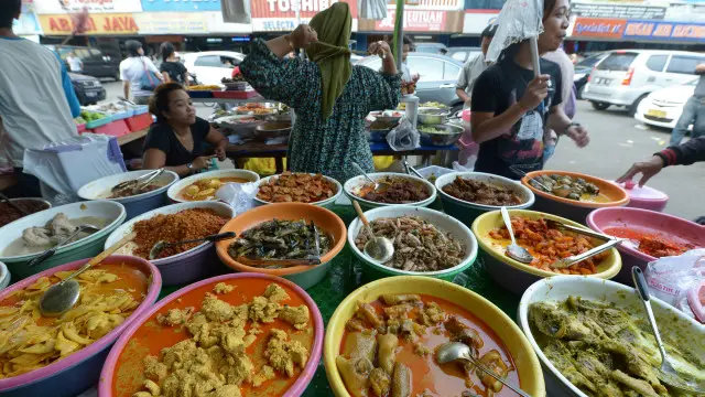 Kementerian Dalam Negeri telah menegur kepala Satpol PP yang melakukan razia warung makan.