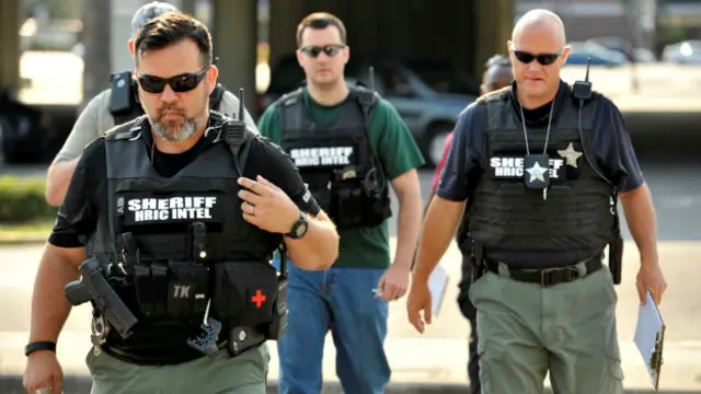 गोलीबारी के बाद घटनास्थल पर सुरक्षाकर्मी. 