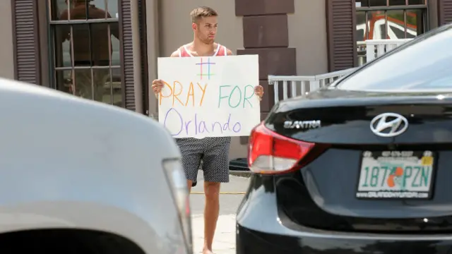 Молодой человек с плакатом