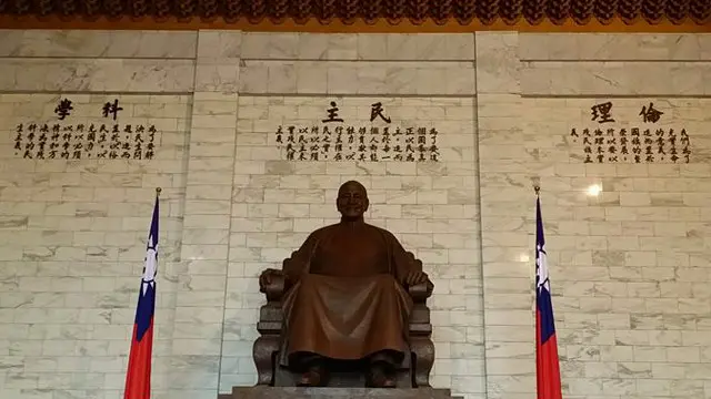 台湾前总统蒋介石在当年戒严高压时期,连任五届总统,后来在1975年于任内过世。