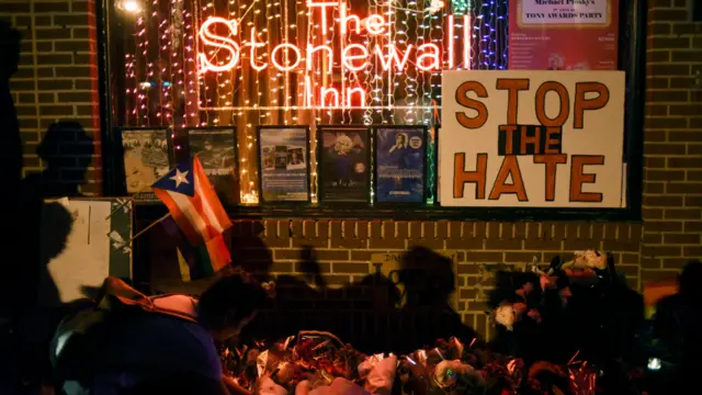 纽约曼哈顿The Stonewall Inn前一名男子点燃蜡烛悼念奥兰多枪击案死者(12/6/2016)