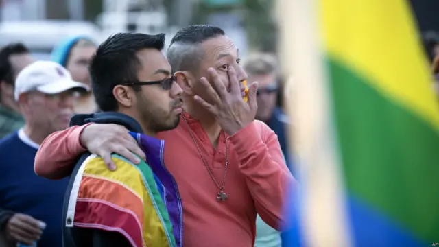 پلس اورلینڈو کے سب سے بڑے نائٹ کلبوں میں سے ایک ہے۔ اس میں اس رات لاطینوز کے موضوع پر مبنی ایک تقریب منعقد ہو رہی تھی کہ اسی دوران حملہ آور نے فائرنگ شروع کر دی۔
