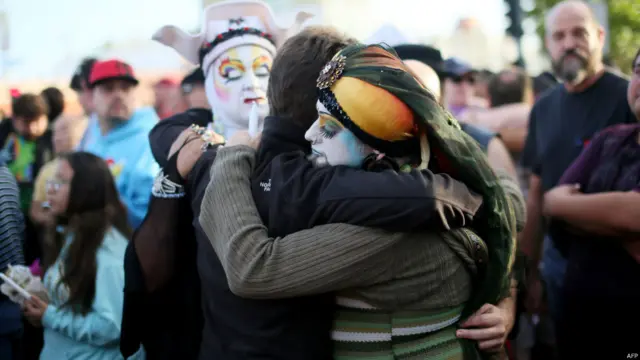 پولیس کے سربراہ جان مینا نے کہا کہ حملہ مقامی وقت کے مطابق رات دو بجے شروع ہوا۔
