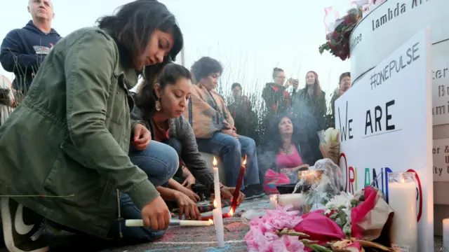 جبکہ خبر رساں ادارے اے پی کے مطابق امریکی صدر باراک اوباما نے جمعرات کی شام تک تمام سرکاری عمارتوں پر لگے پرچموں کو سرنگوں رکھنے کا حکم دیا ہے۔
