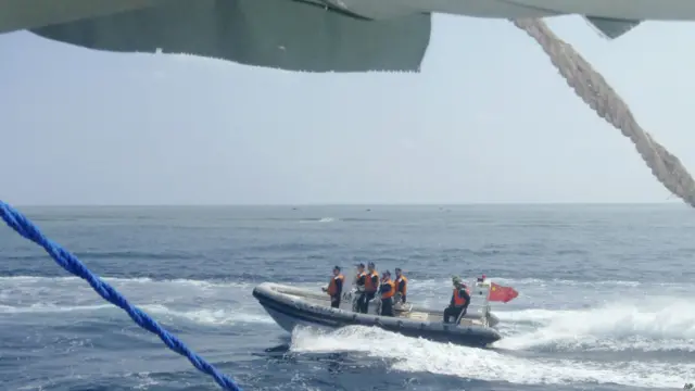 中國對黃岩島實施了實際控制。圖為2015年10月中國海警趨離黃岩島附近的菲律賓漁船