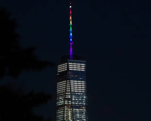 纽约新世贸中心第一座点亮彩虹灯光(12/6/2016)