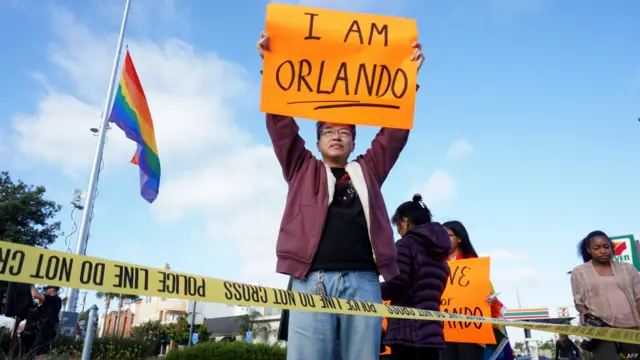 عوام کی ایک بڑی تعداد سڑکوں پر اورلینڈو کے متاثرین کے حق میں نکلے ہیں اور انھیں نے ’میں اورلینڈو ہوں‘ کے کتبے اٹھا رکھے ہیں۔ 