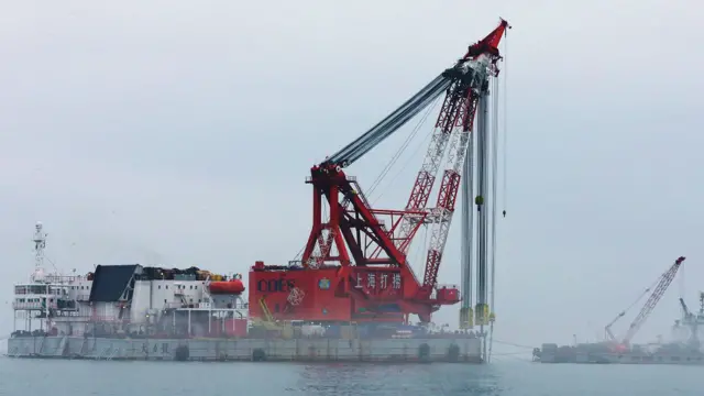 中国上海打捞局大力号工程船在韩国珍岛附近海域开展世越号打捞作业（12/6/2016）