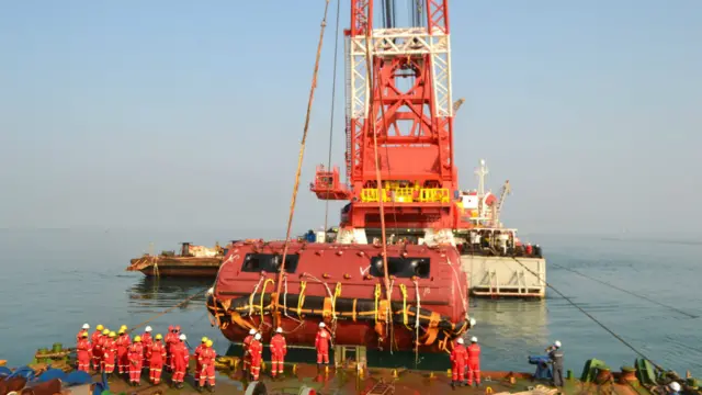 韩国珍岛附近海域的世越号打捞作业现场（韩国海洋水产部2016年6月13日发放照片）