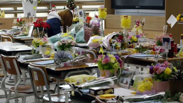 世越号沉没两周年难日檀园高中一教室内摆放花束悼念遇难师生（16/4/2016）