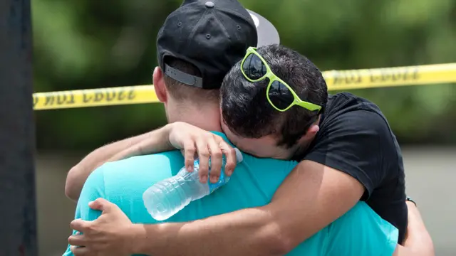 мужчины скорбят