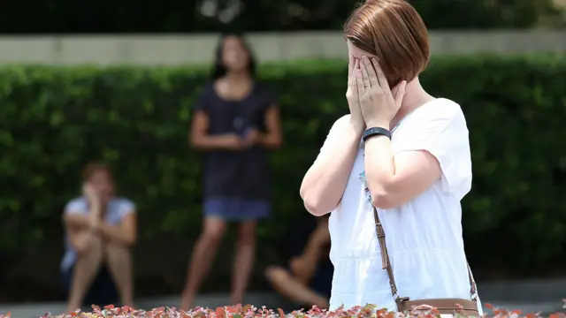 женщина скорбит