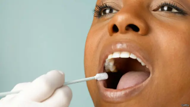 將DNA測試棉簽放入女性口中