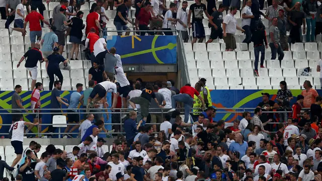 Столкновения на трибунах в Марселе после матча Россия-Англия