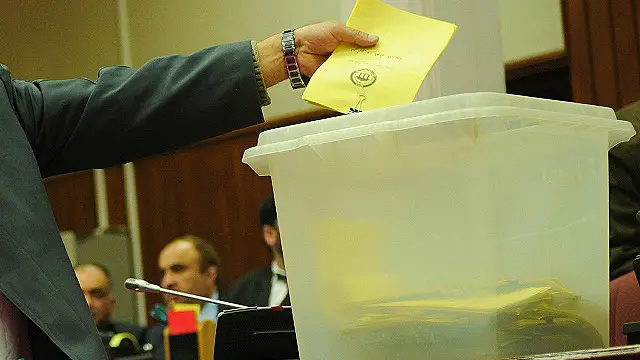 د علني غونډې په رای اچونه کې ۱۲۶ وکیلانو دغه فرمان ته مخالفه او یوازې ۲۷ وکیلانو ورته موافقه رایه ورکړه.